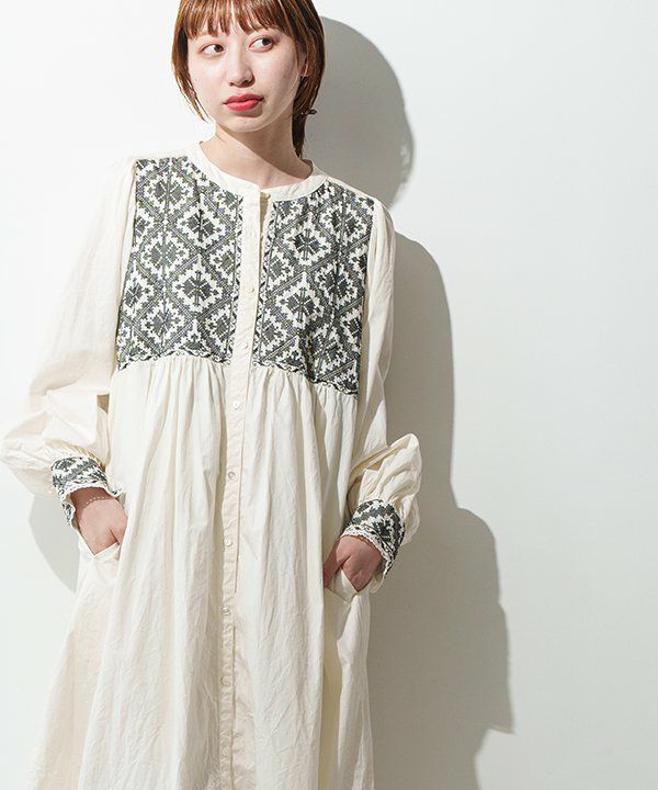 クロスステッチ刺繍楊柳ブラウス【GRY×OFF】新品タグ付き URBAN RESEARCH DOORS（アーバンリサーチドアーズ）の「クロスステッチ