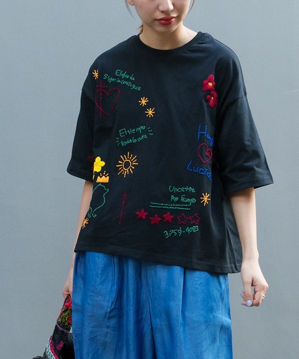 JWA カラフル刺繍 ブラックTシャツ LOEWE (ロエベ) マルチロゴ 刺繍 カラープリント クルーネック 半袖 T