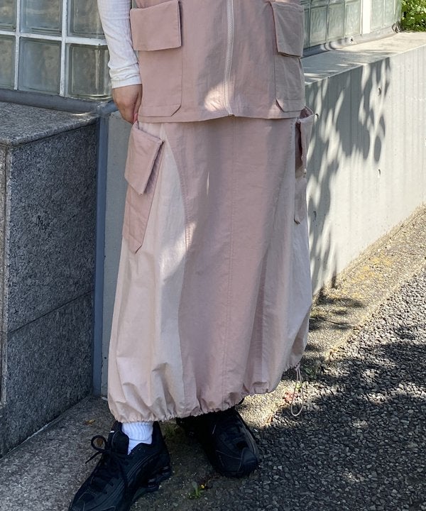 カーキ