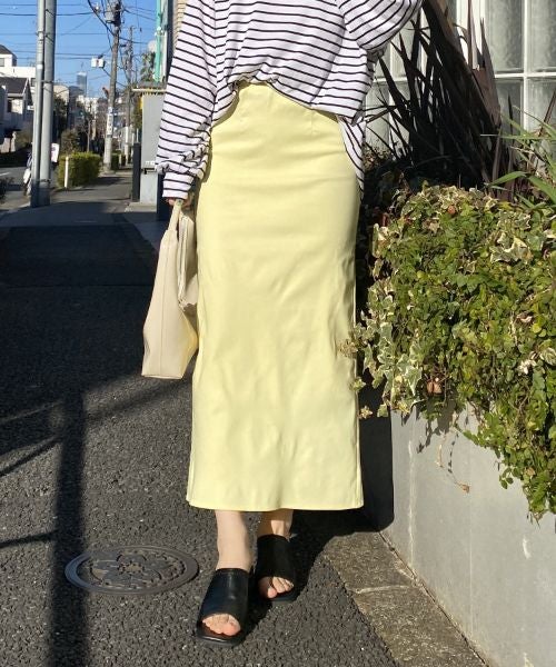 イエロー