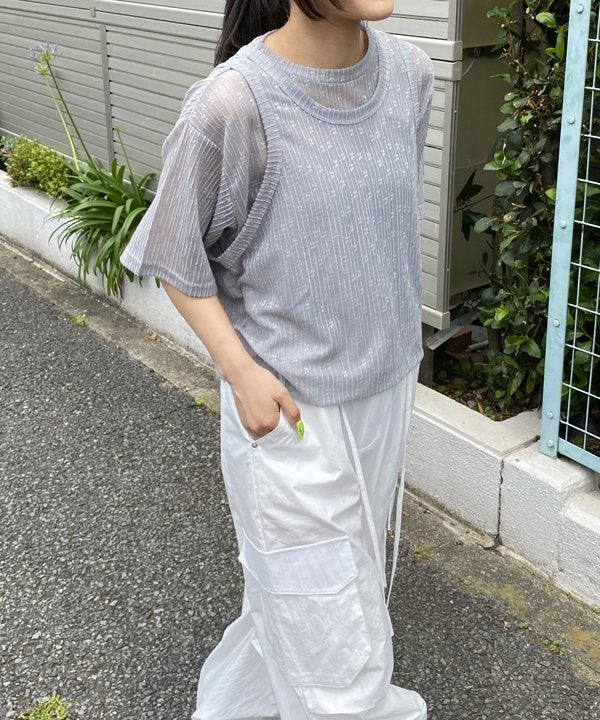 グレー