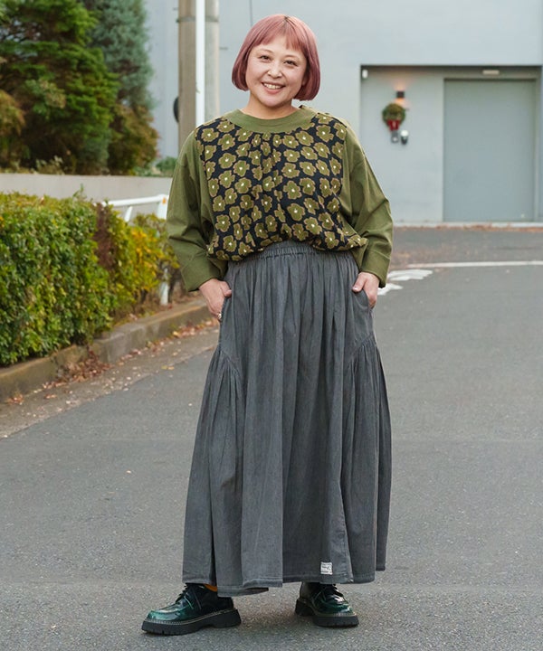 グレー