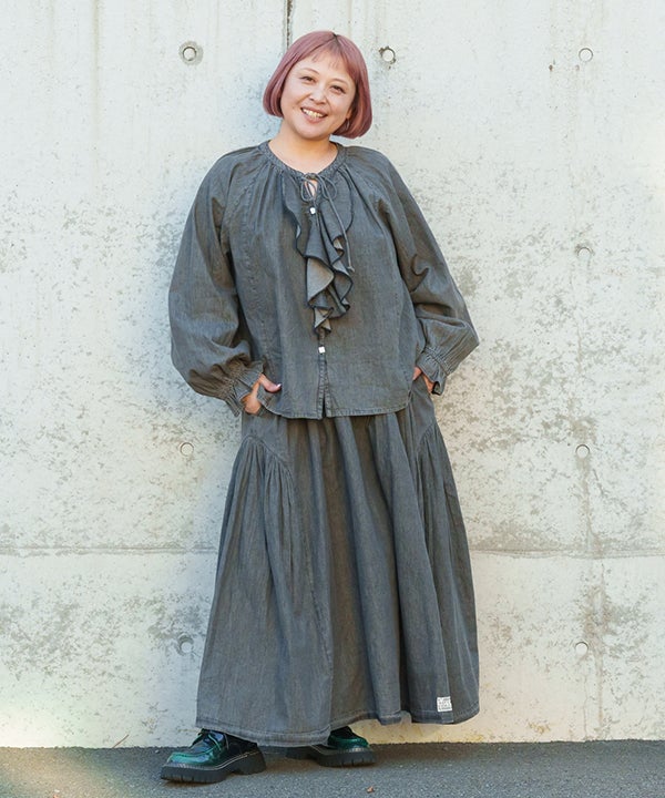 グレー