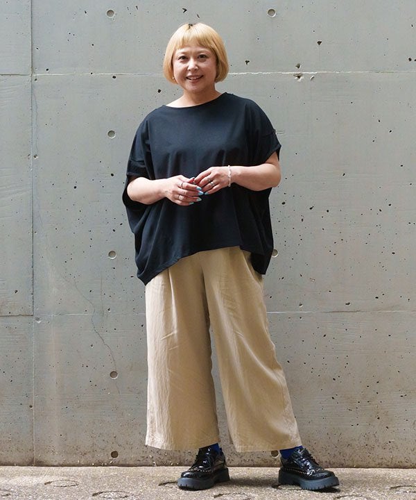 ベージュ