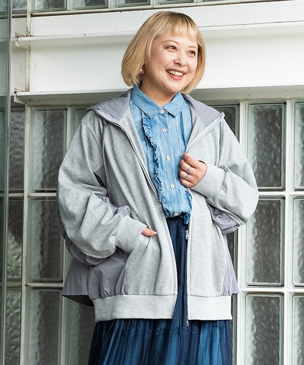 グレー