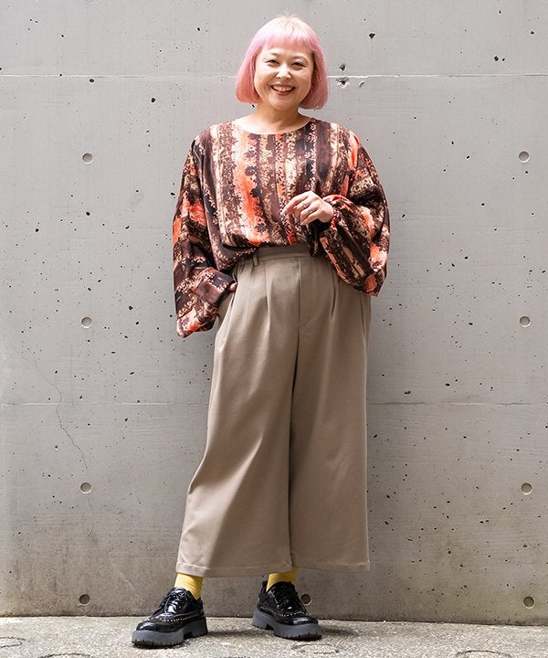 ベージュ