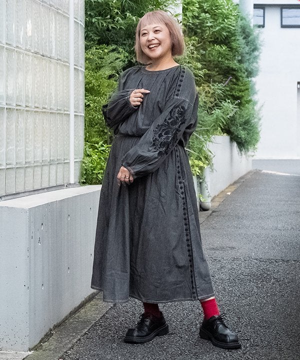 グレー